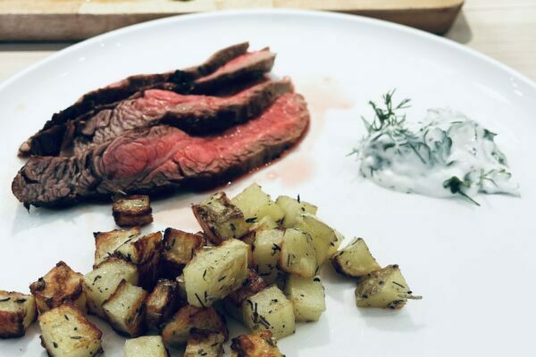 Flankstek med rostad potatis och örtig sås