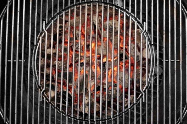 Grill med galler och varm kol under